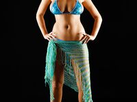 Teen Chikita muestra sus grandes tetas y poses sexys desnudas.