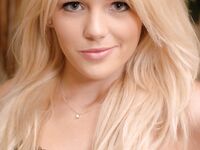 Teen Holly odhaľuje svoje malé kozy