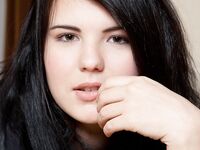 Baculatá holčička Debora ukazuje svou šťavnatou vagínu