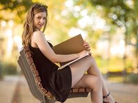 La británica Stella Cox posa en topless en la cama