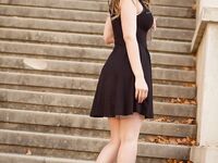 Britská Stella Cox pózuje hore bez na posteli