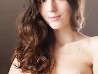 Malena B škádlí svými sexy prsy a chlupatou kundičkou