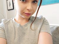 Hravá zrzavá amatérka předvádí doma svá malá prsa