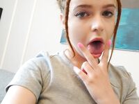 Hravá ryšavá amatérka ukazuje doma svoje malé prsia