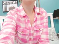 Hravá zrzavá amatérka předvádí doma svá malá prsa