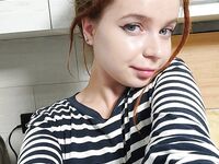 Hravá ryšavá amatérka ukazuje doma svoje malé prsia