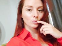 Zrzka ukazuje svá velká prsa a tetování při pořizování aktů