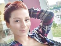 Zrzka ukazuje svá velká prsa a tetování při pořizování aktů