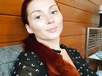 Zrzka ukazuje svá velká prsa a tetování při pořizování aktů