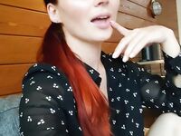 Červenovláska ukazuje svoje veľké prsia a tetovanie pri fotení aktov