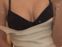 Sexy šprtka dráždi svojím sexy zadkom a peknými prírodnými prsiami