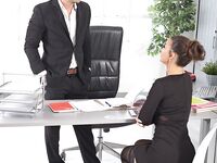 La secretaria cachonda Susy Gala quiere a su jefa