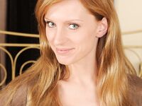 La delgada MILF rusa Olga Barz abre bien las piernas