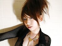 La asiática Ai Sayama muestra sus grandes tetas y grandes pezones