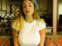 Krásna baba Gabbie Carter pózuje na verejnosti