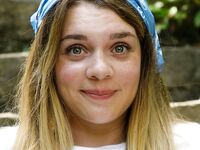 La bella Gabbie Carter posa en público