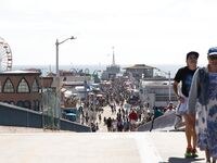 Sexi blondínka Gabbie Carter sa vonku blysne šťavnatými prsiami v pekných šatách