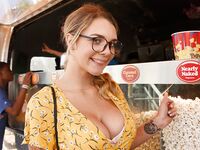 Sexi blondínka Gabbie Carter sa vonku blysne šťavnatými prsiami v pekných šatách