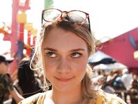 Sexi blondínka Gabbie Carter sa vonku blysne šťavnatými prsiami v pekných šatách