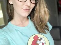 Nádherná baba so sexy nahotou ukazuje svoje krásne prsia