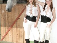 Las tetonas Terry Nova y Christy Marks en un cuarteto al aire libre