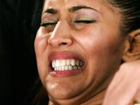 Latina otrokyně Isis Love se svázala a dráždit až do orgasmu