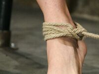 Latina otrokyně Isis Love se svázala a dráždit až do orgasmu