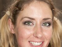 La rubia atada Sheena Shaw es objeto de burlas en la pared