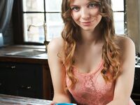 Siya muestra su sexy coño