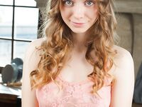 Siya muestra su sexy coño