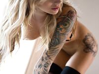 Emma Mae pózuje v sexy punčochách